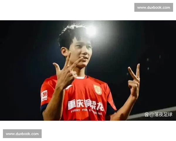 向余望:绿茵急行路上,批评为镜,初心不坠 向余望:绿茵急行路上,批评为镜,初心不坠