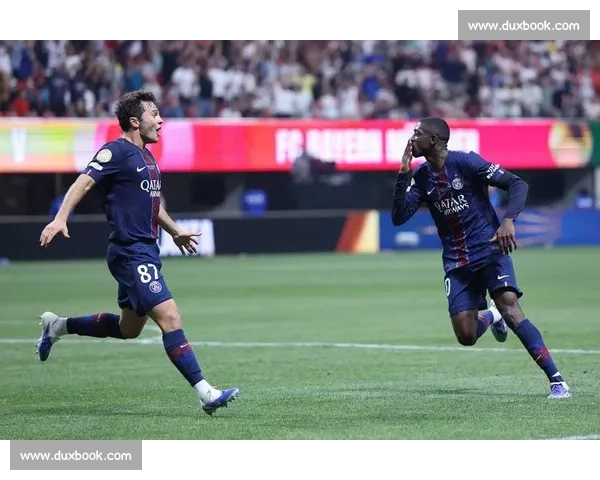 李明携子亮相世俱杯！高颜值父子同框引热议