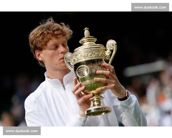 网坛传奇回归！温网奖杯重现江湖，引无数球迷泪目