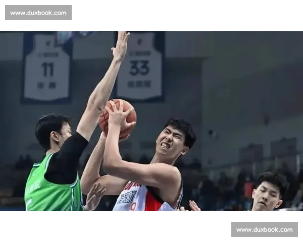 绝境中的守护神！某球员疯狂盖帽，带领球队走向胜利！